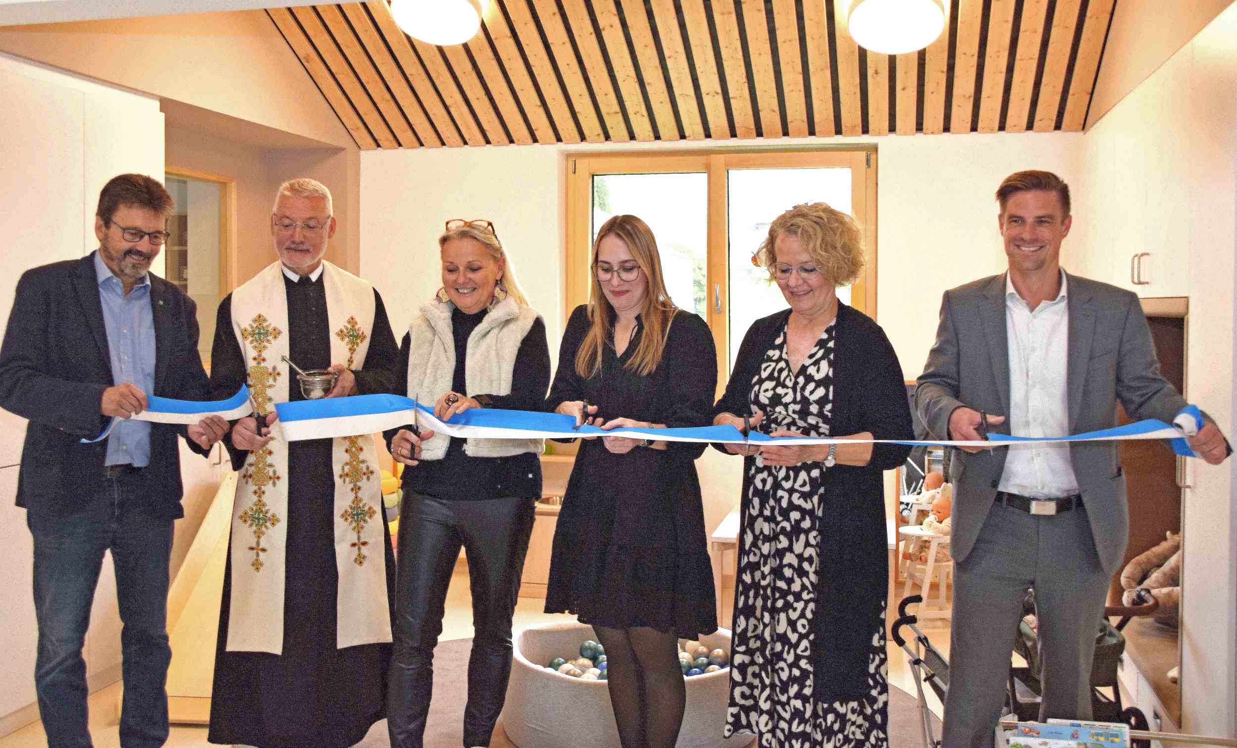 Bgm. Gerhard Lentschig, Pater Albert Groiss, StR Maria van Dyck, Lisa Nimpf, LR Christiane Teschl-Hofmeister und Architekt Reinhard Litschauer (v.l.) beim Durchschneiden des Eröffnungsbandes.